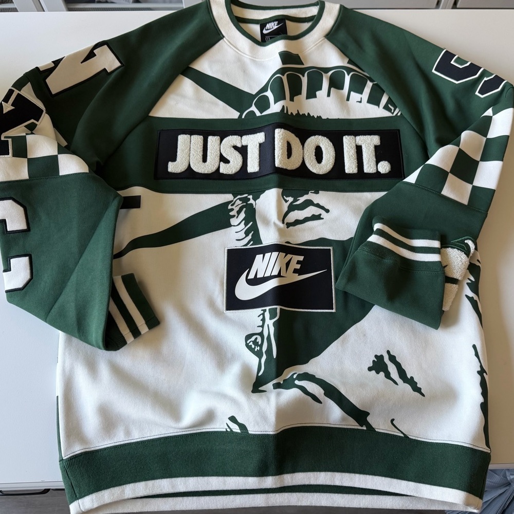 Nike NYC Crewneck

Current Resell: $368